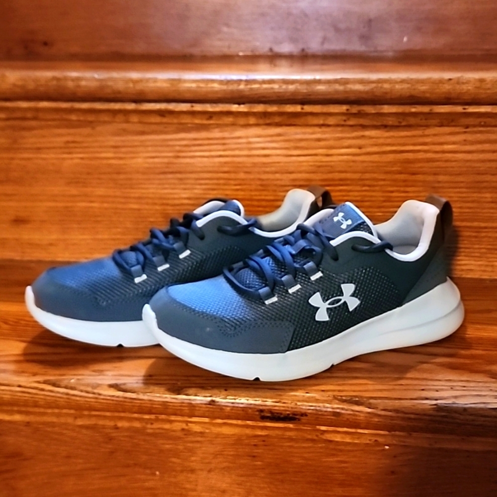 Boys Sneakers Under Armor Size 6